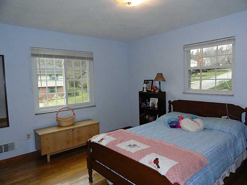 104 Kingsdale Road Churchill, PA 15221 - Photo 13 of 24 Bedroom. 13 x11 bedroom.