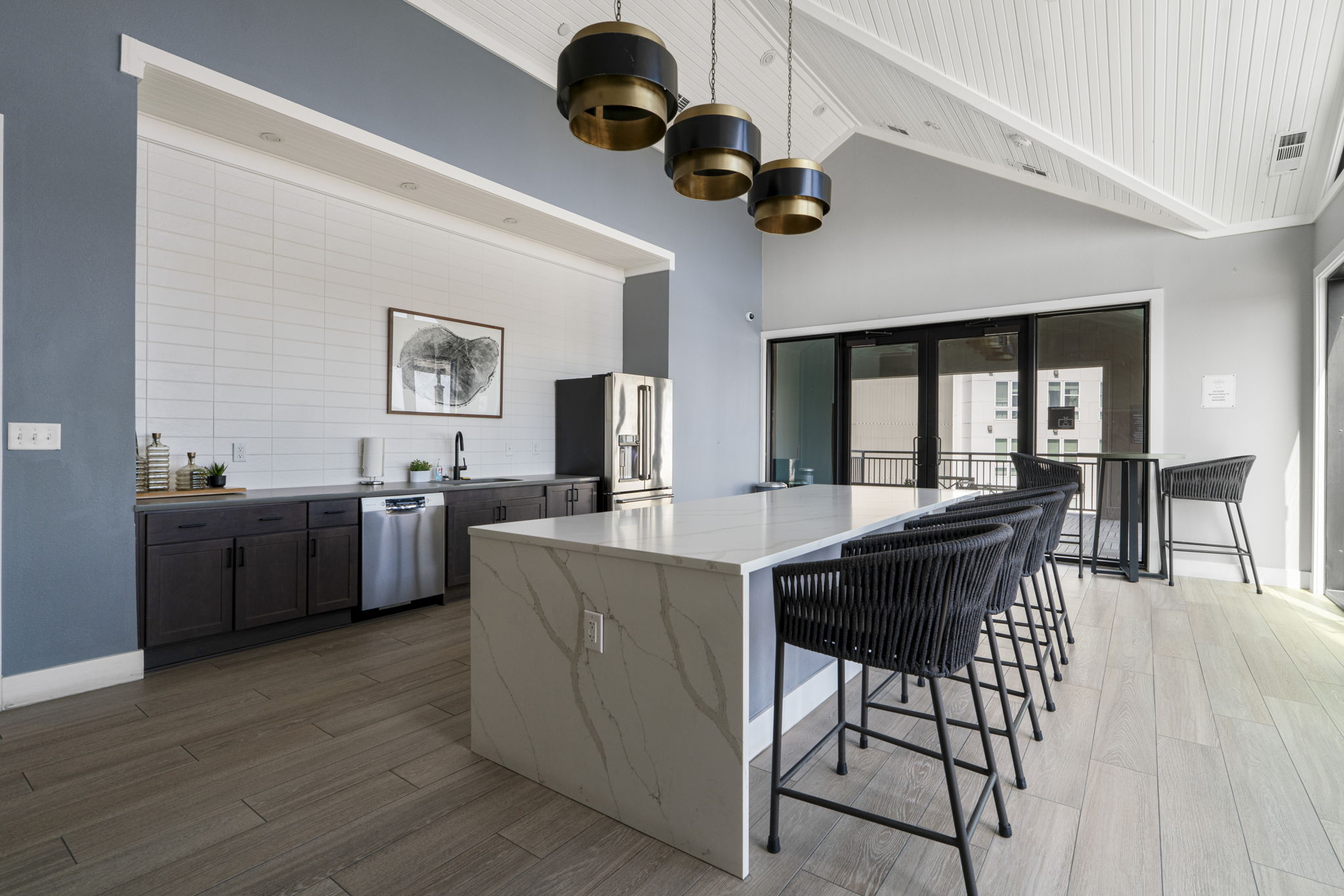 4501 Jackson Avenue, Unit 5205 Austin, TX 78731 - Photo 24 of 40 Kitchen featuring a kitchen breakfast bar, a center island, stainless steel appliances, light wood-style floors, and vaulted ceiling