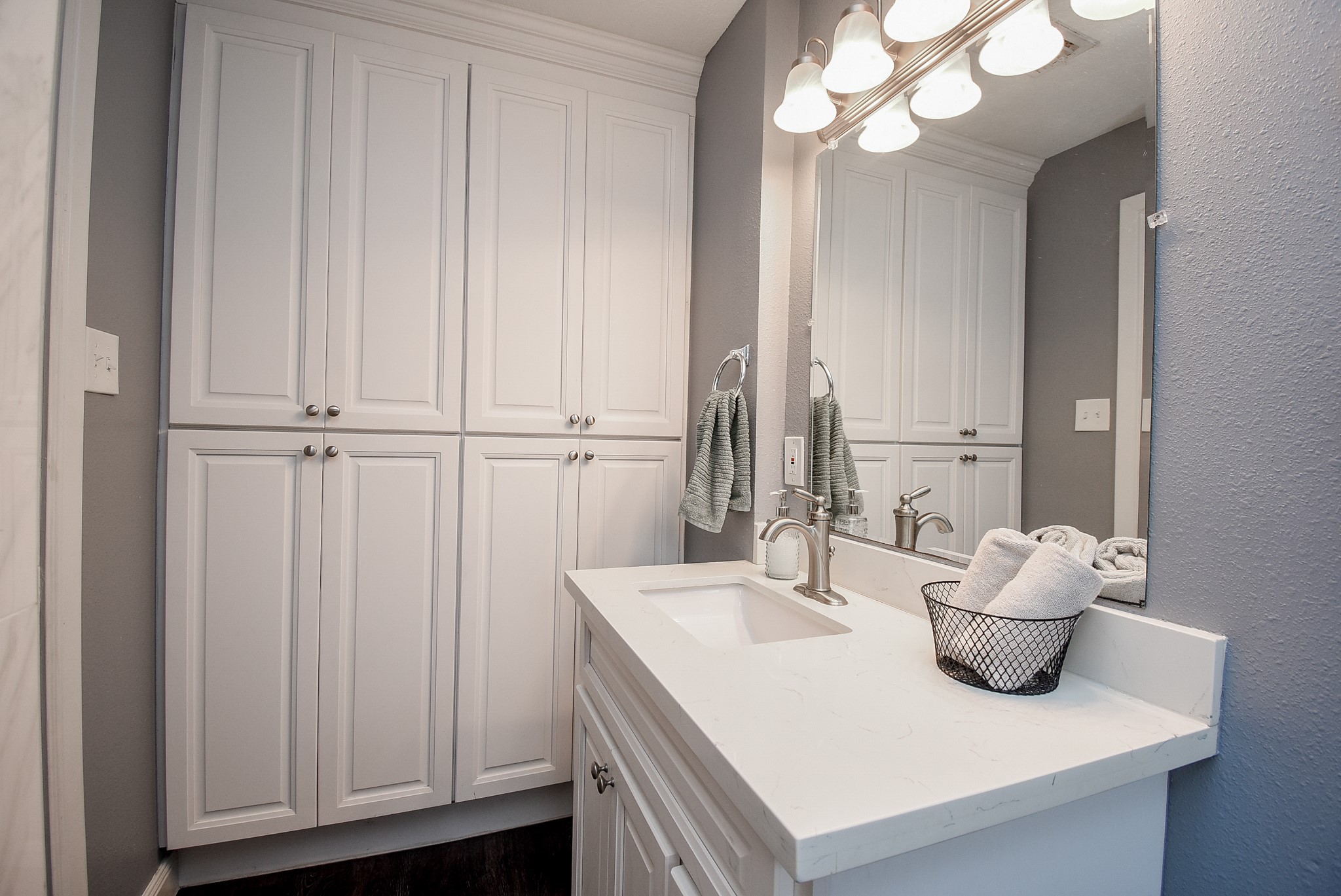 5911 Butterfly Circle Pasadena, TX 77505 - Photo 29 of 45 Primary Bathroom