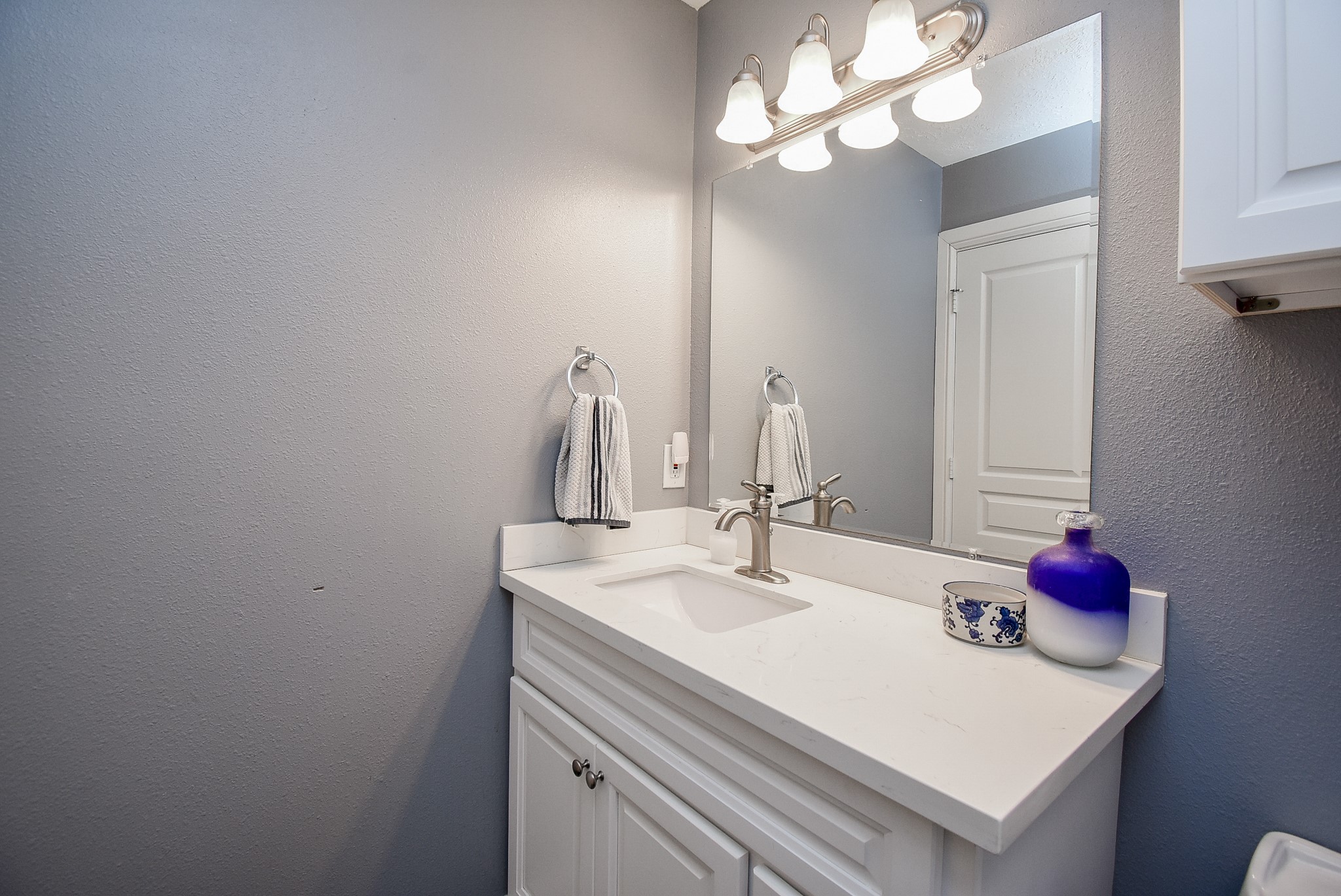 5911 Butterfly Circle Pasadena, TX 77505 - Photo 34 of 45 Secondary Bathroom
