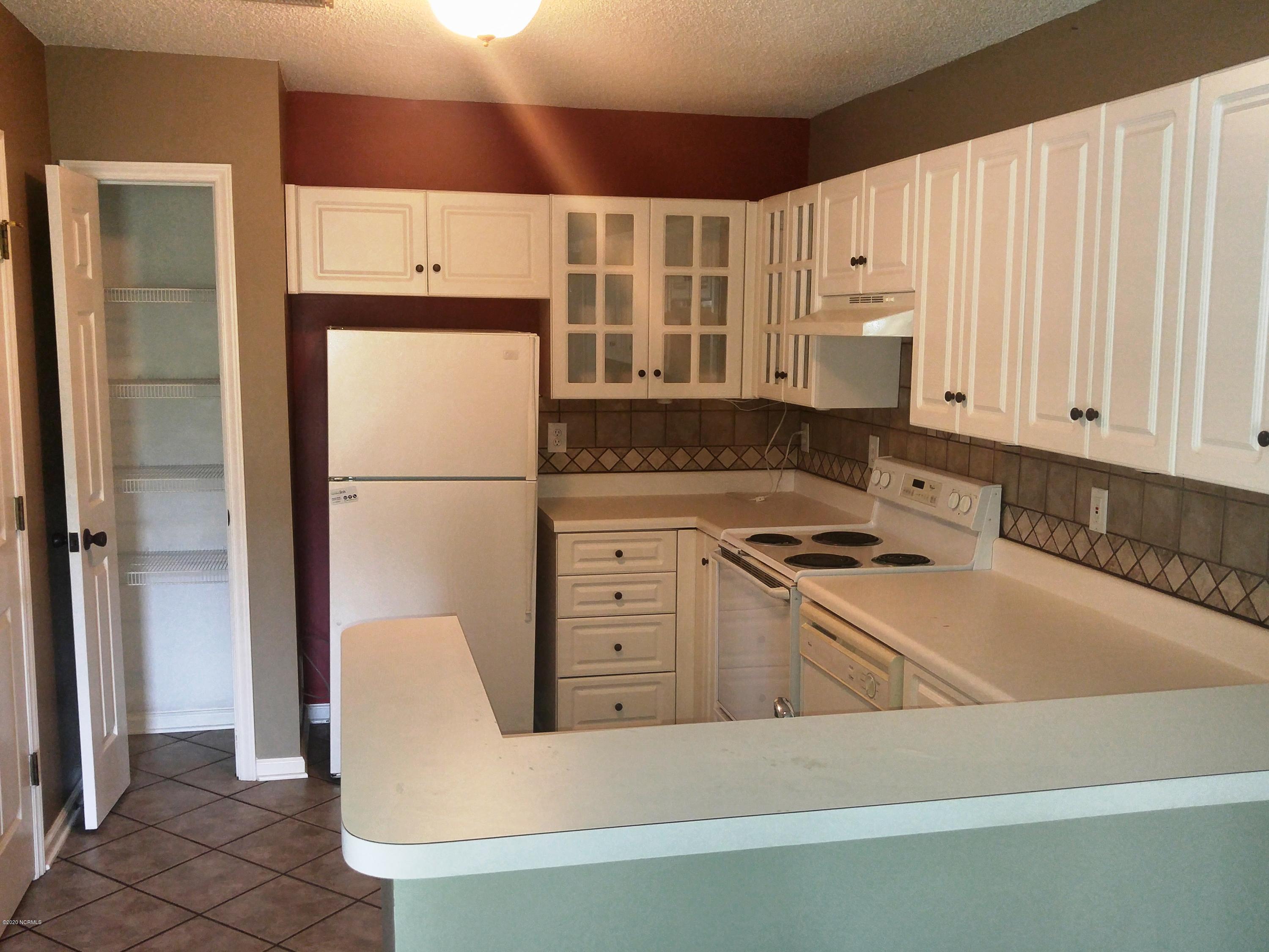 601 Spring Forest Road, Unit H Greenville, NC 27834 - Photo 10 of 16 kitchen