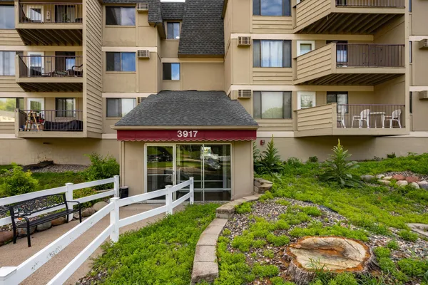 $165,000 | 3917 Heritage Hills Drive, Unit 102, Bloomington, MN 55437