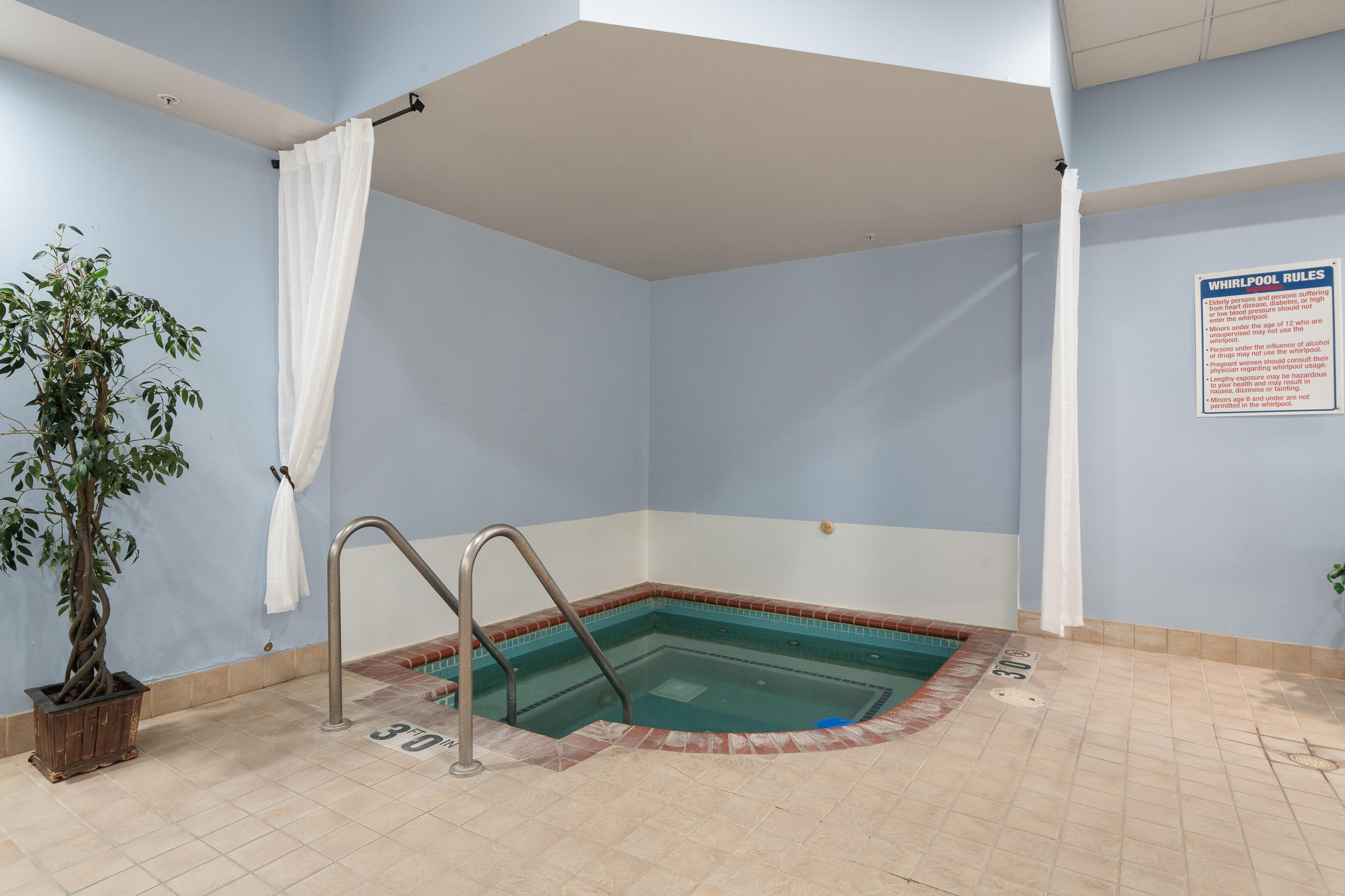 335 Wrigley Drive, Unit 308 Lake Geneva, WI 53147 - Photo 34 of 49 Hotel Hot Tub