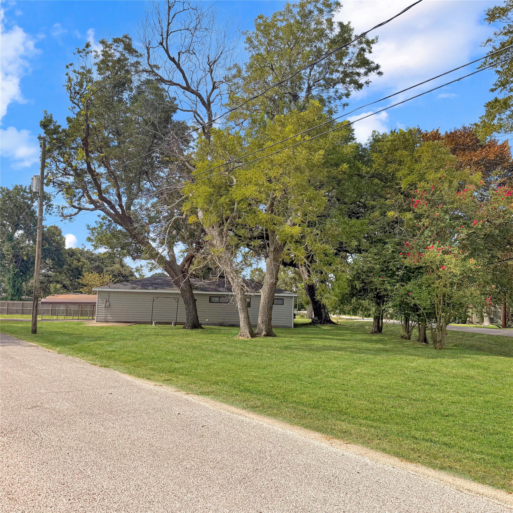 819 West Kyle Road Clute, TX 77531 - Photo 5 of 23 Gallery Image 5