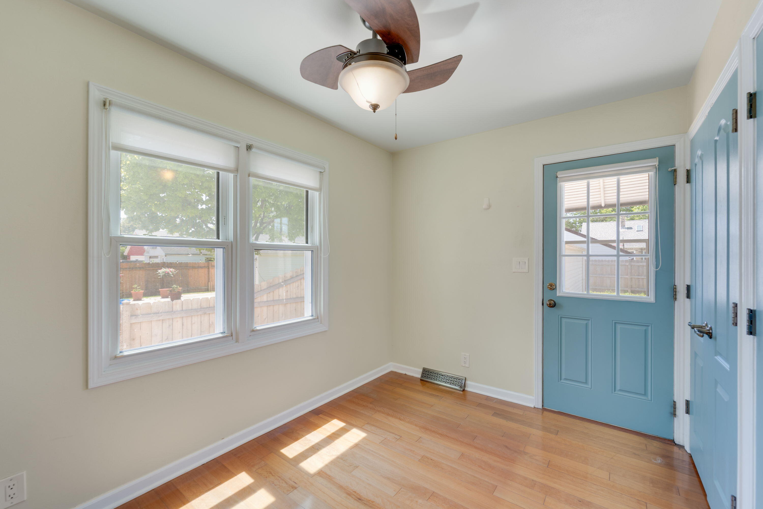 5639 North Bay Ridge Avenue Whitefish Bay, WI 53217 - Photo 7 of 17 Eating Area