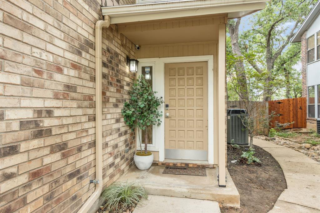 1424 Hampton Road Grapevine, TX 76051 - Photo 3 of 30