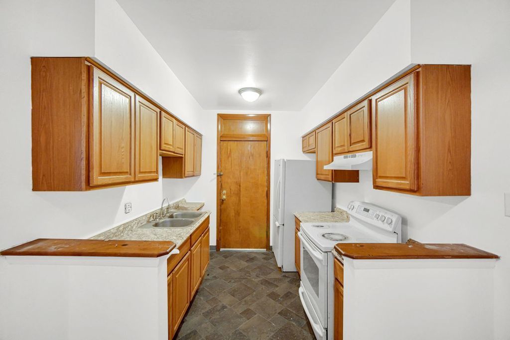 7017 South Merrill Avenue, Unit 305 Chicago, IL 60649 - Photo 14 of 20 a utility room with a sink a washer and dryer