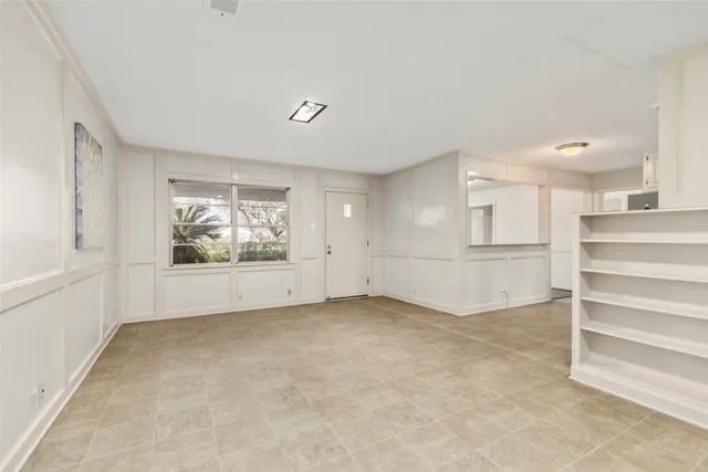 an empty room with windows and pillars in it