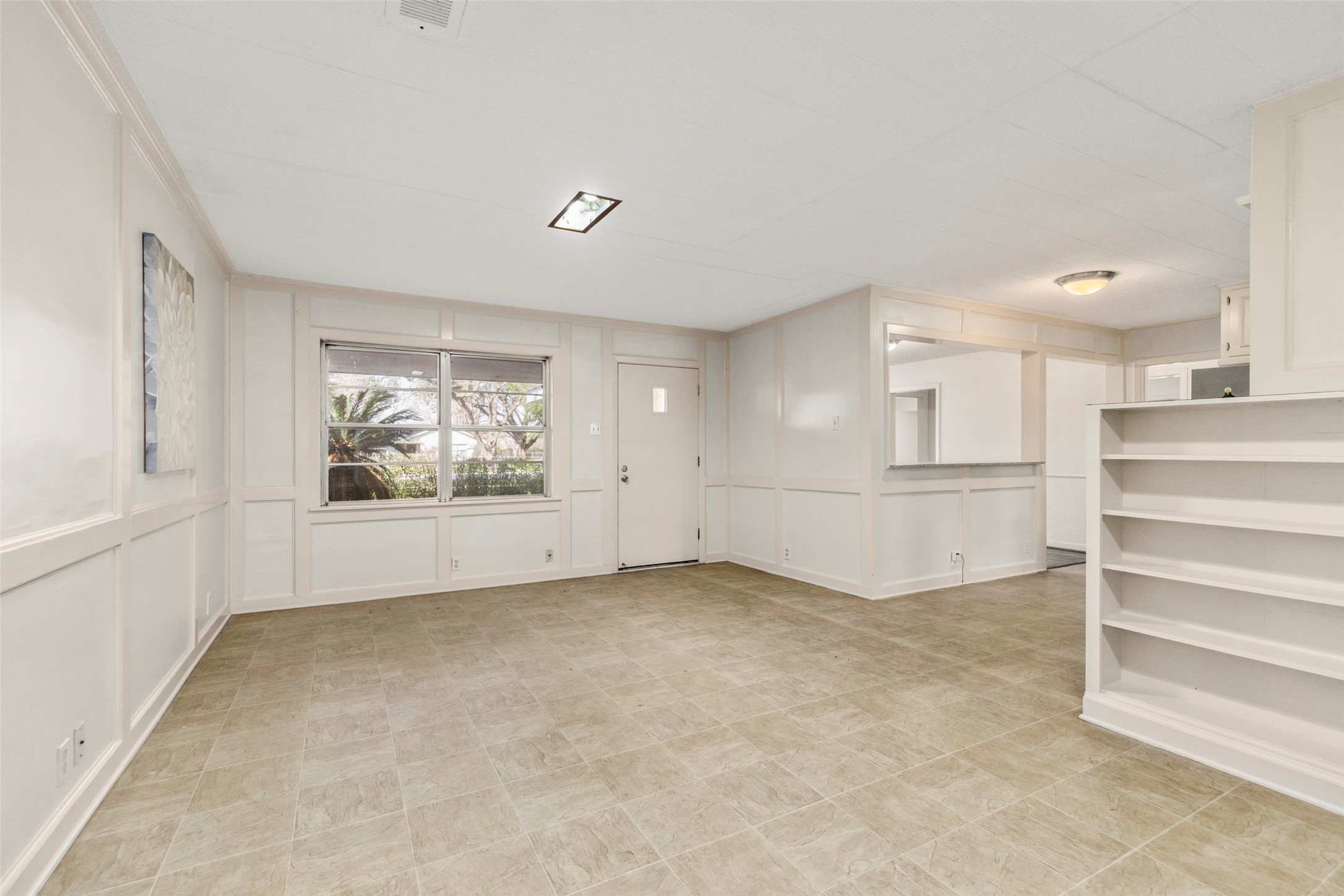 9001 Friendship Road Houston, TX 77080 - Photo 3 of 22 an empty room with windows and pillars in it