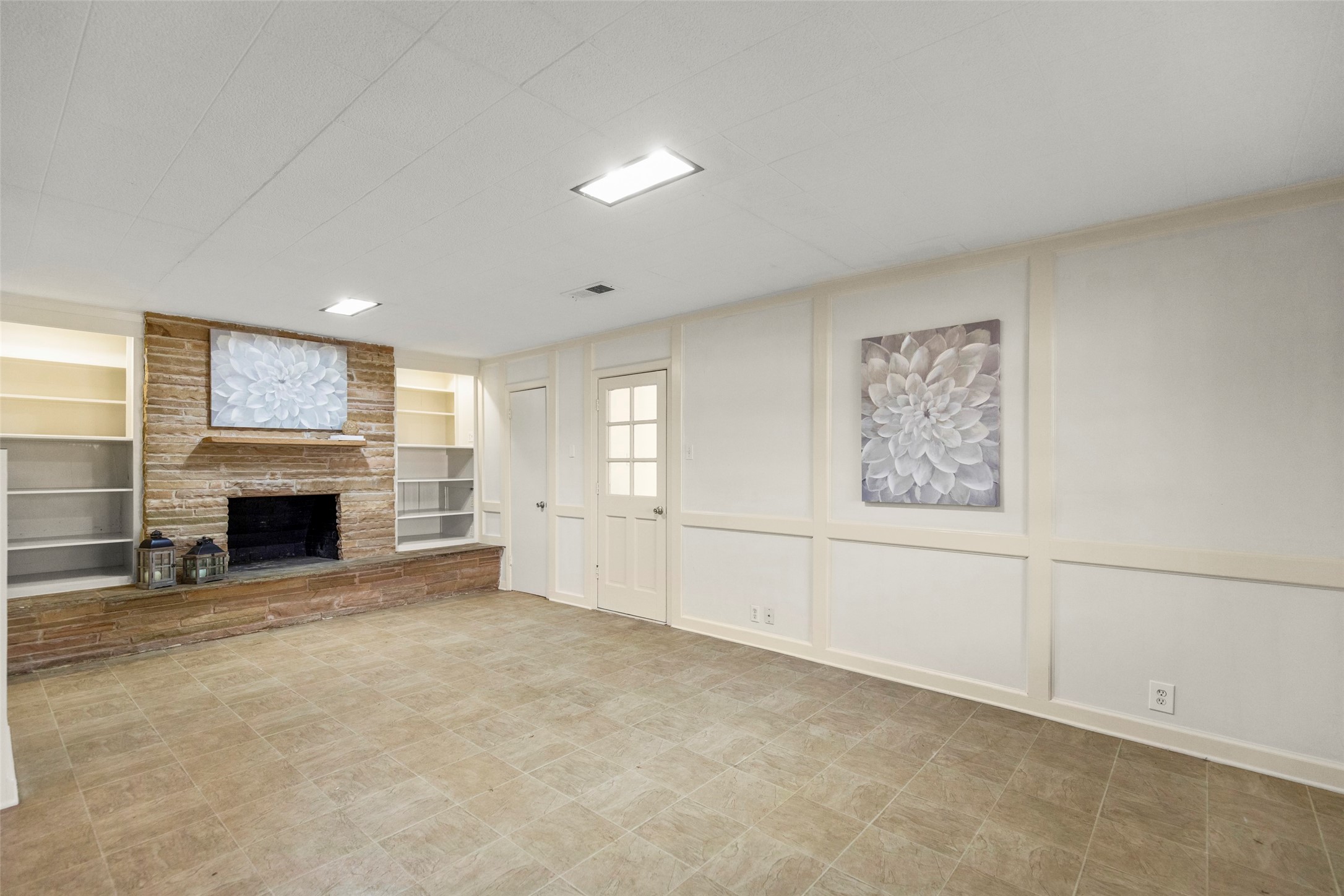 9001 Friendship Road Houston, TX 77080 - Photo 7 of 22 an empty room with furniture and fireplace
