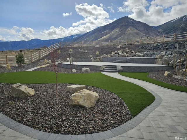 a picture of a white and white wall