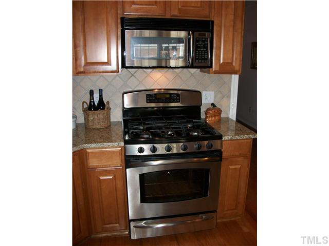 7318 Fontana Ridge Lane Raleigh, NC 27613 - Photo 6 of 23 Dual fuel stove with gas cooktop and electric oven