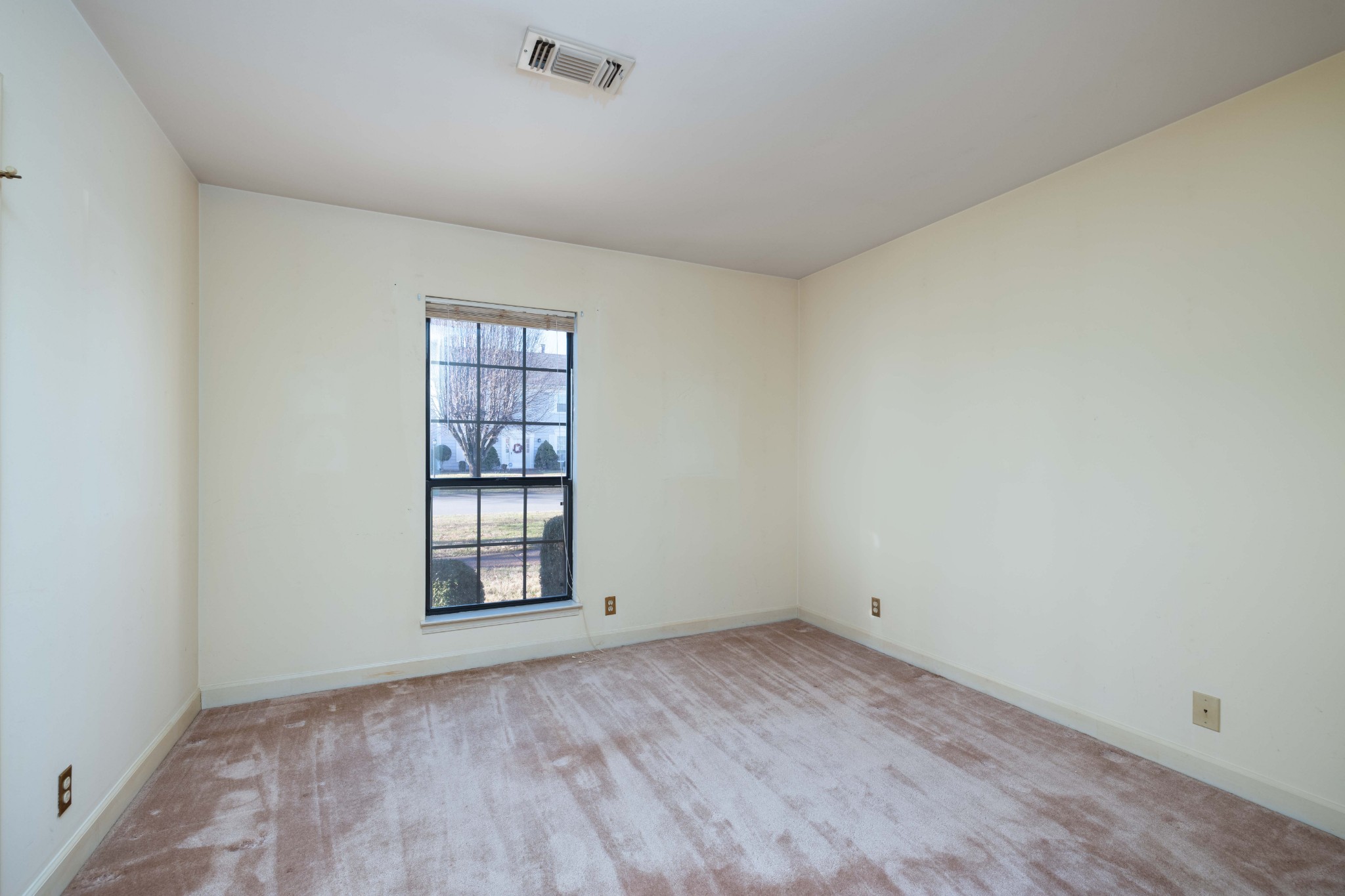 522 General George Patton Road Nashville, TN 37221 - Photo 18 of 27 an empty room with windows and cabinet