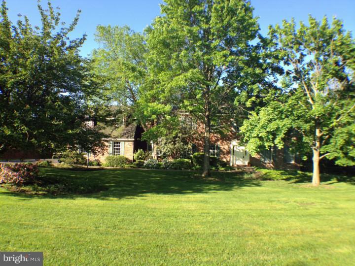 960 Camelot Road Furlong, PA 18925 - Photo 2 of 24 Exterior Front