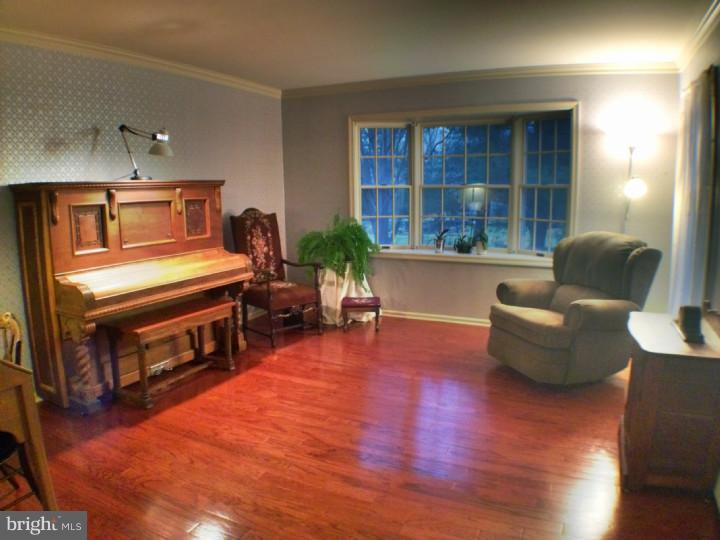 960 Camelot Road Furlong, PA 18925 - Photo 19 of 24 Living Room