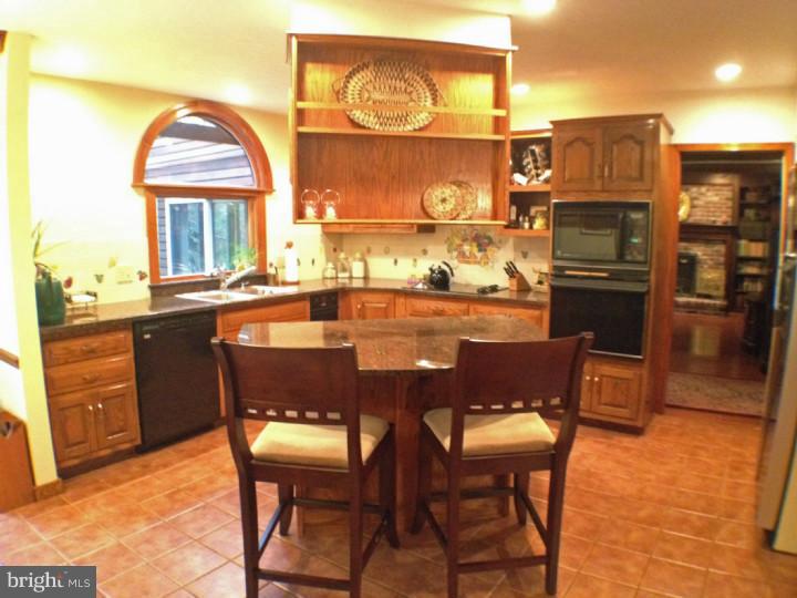 960 Camelot Road Furlong, PA 18925 - Photo 5 of 24 Kitchen