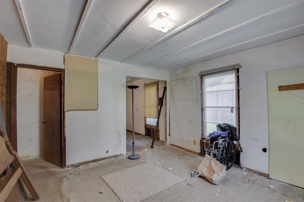 802 Cardinal Road Mansfield, TX 76063 - Photo 26 of 31 a view of a room with gym equipment