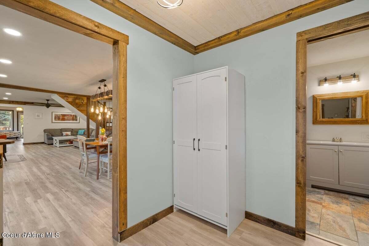 929 Irish Road Sagle, ID 83860 - Photo 25 of 70 Mudroom 3