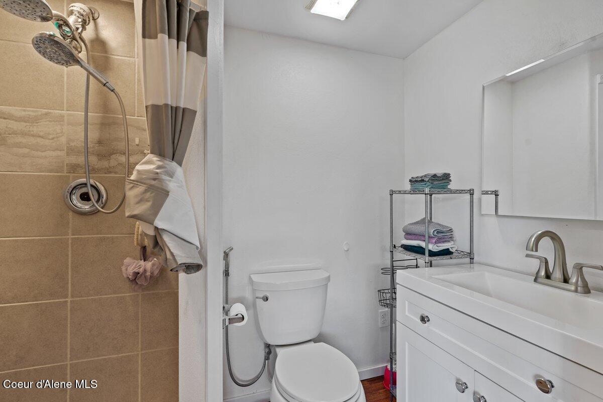 929 Irish Road Sagle, ID 83860 - Photo 31 of 70 Full bath 2 (5)