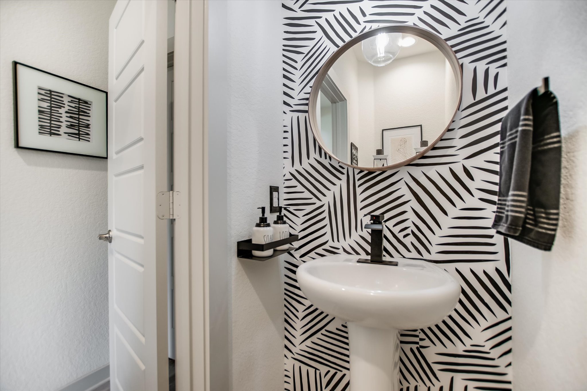 117 Deserti Road Leander, TX 78641 - Photo 18 of 21 Bathroom with a textured wall
