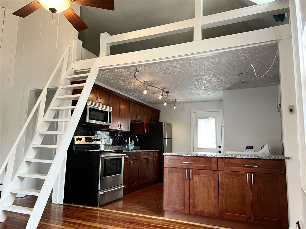 29 R Cutler Street, Unit 1 Winthrop, MA 02152 - Photo 7 of 20