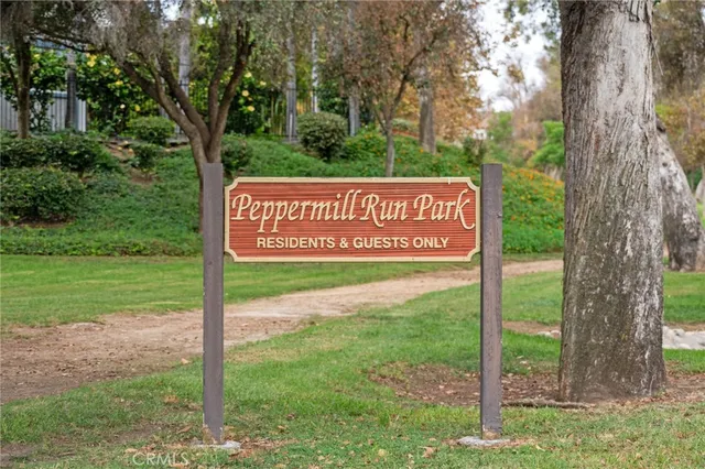 a sign that is sitting on a brick wall