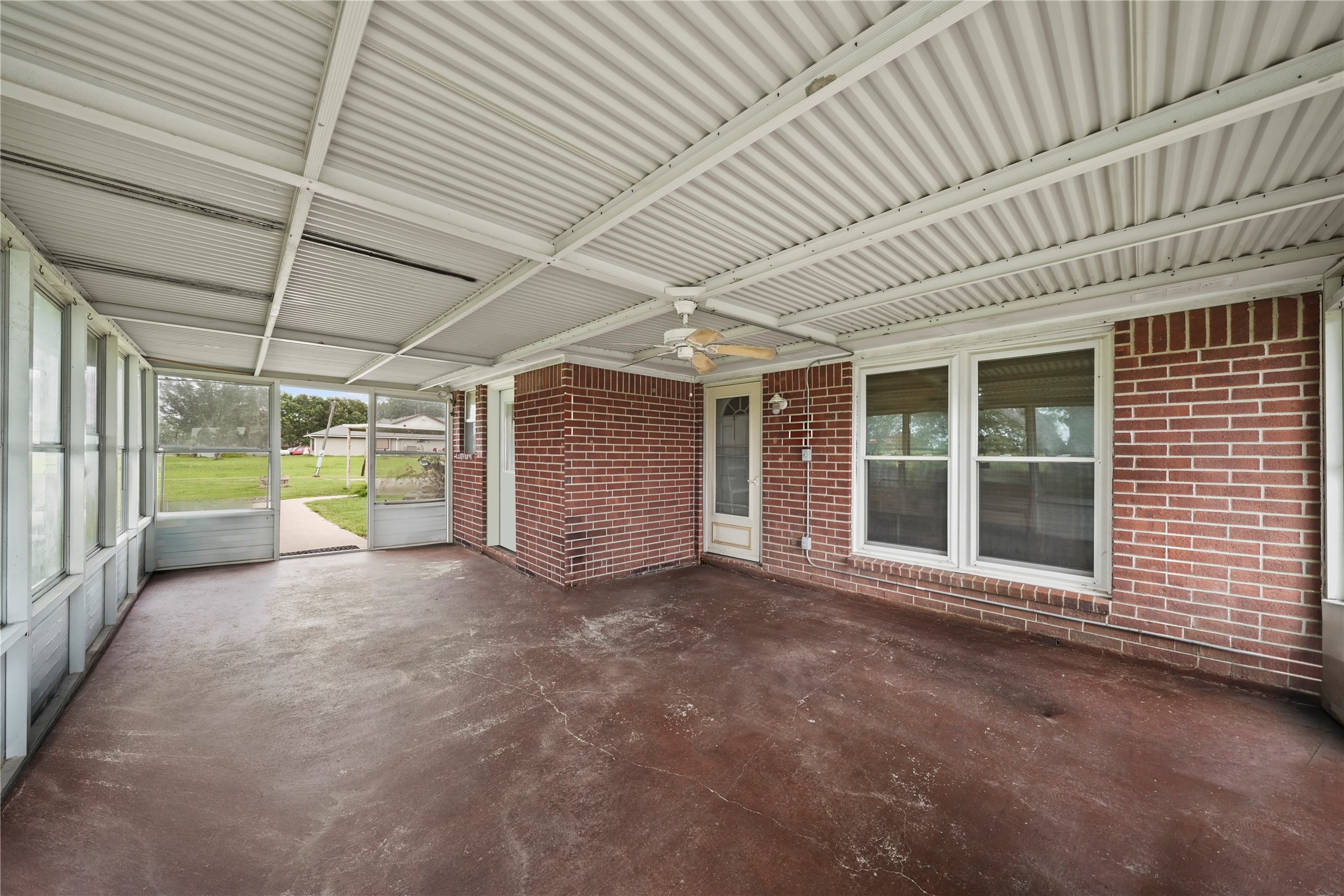 4911 Brister Road Rosharon, TX 77583 - Photo 23 of 31 Back patio