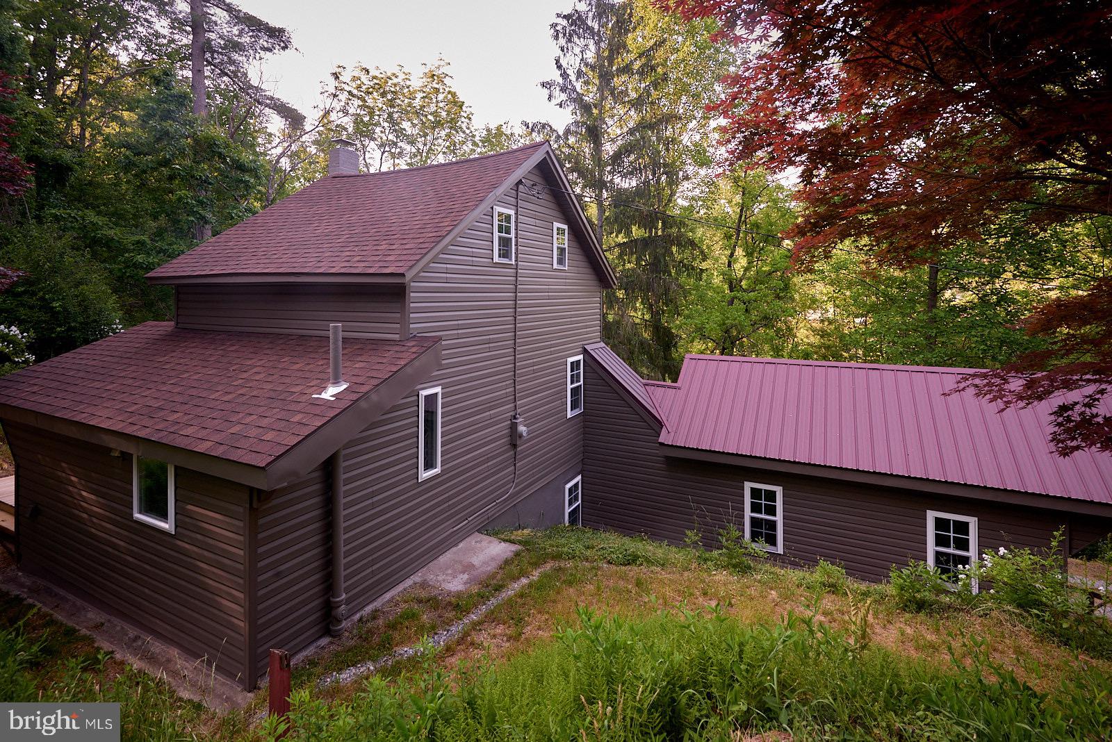 1321 Wyomissing Road Mohnton, PA 19540 - Photo 9 of 30 a backyard of a house with table and chairs