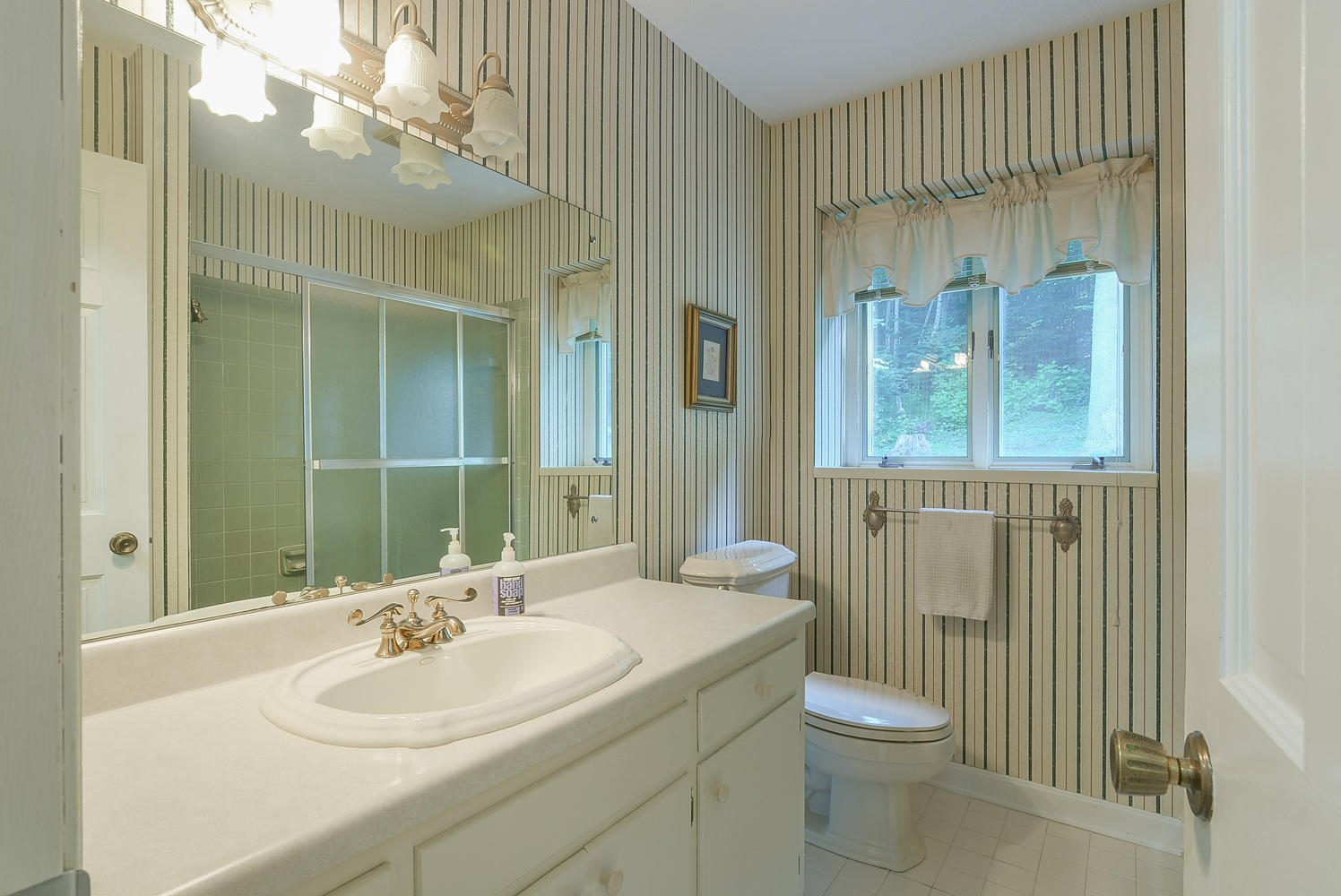 620 Montezuma Road Kingsport, TN 37664 - Photo 29 of 94 Hall bath 2nd floor