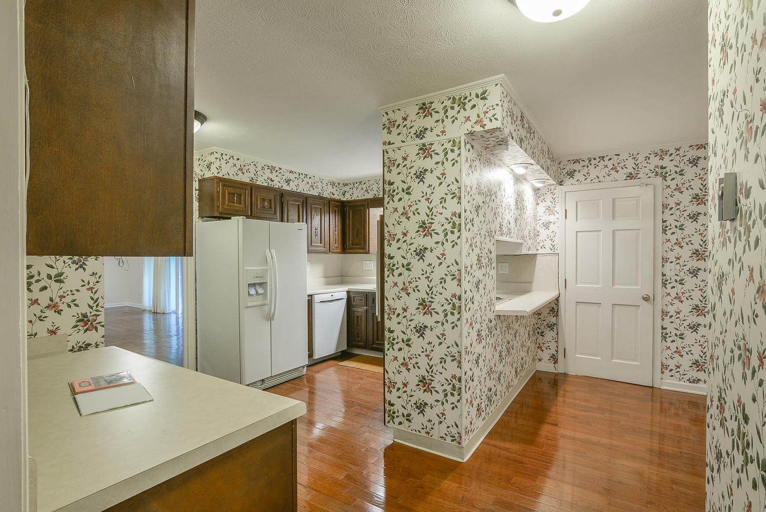 620 Montezuma Road Kingsport, TN 37664 - Photo 8 of 94 Kitchen with hardwoods