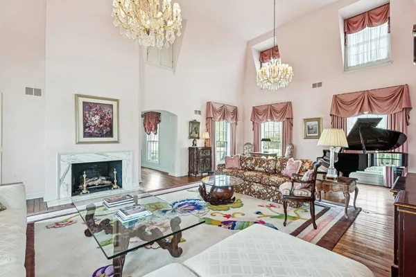 $1,998,000 | 545 West Windsor Road, Inverness, IL 60067