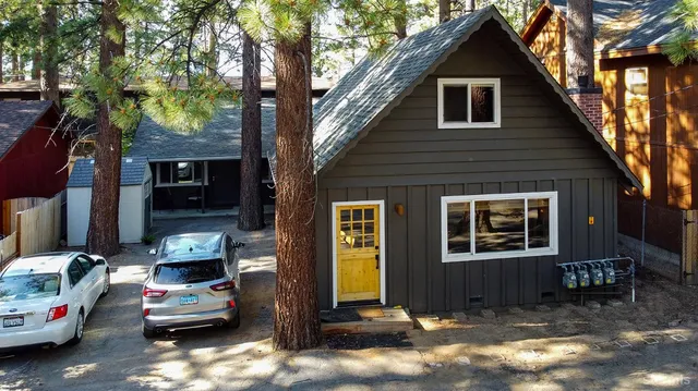a view of livingroom with furniture