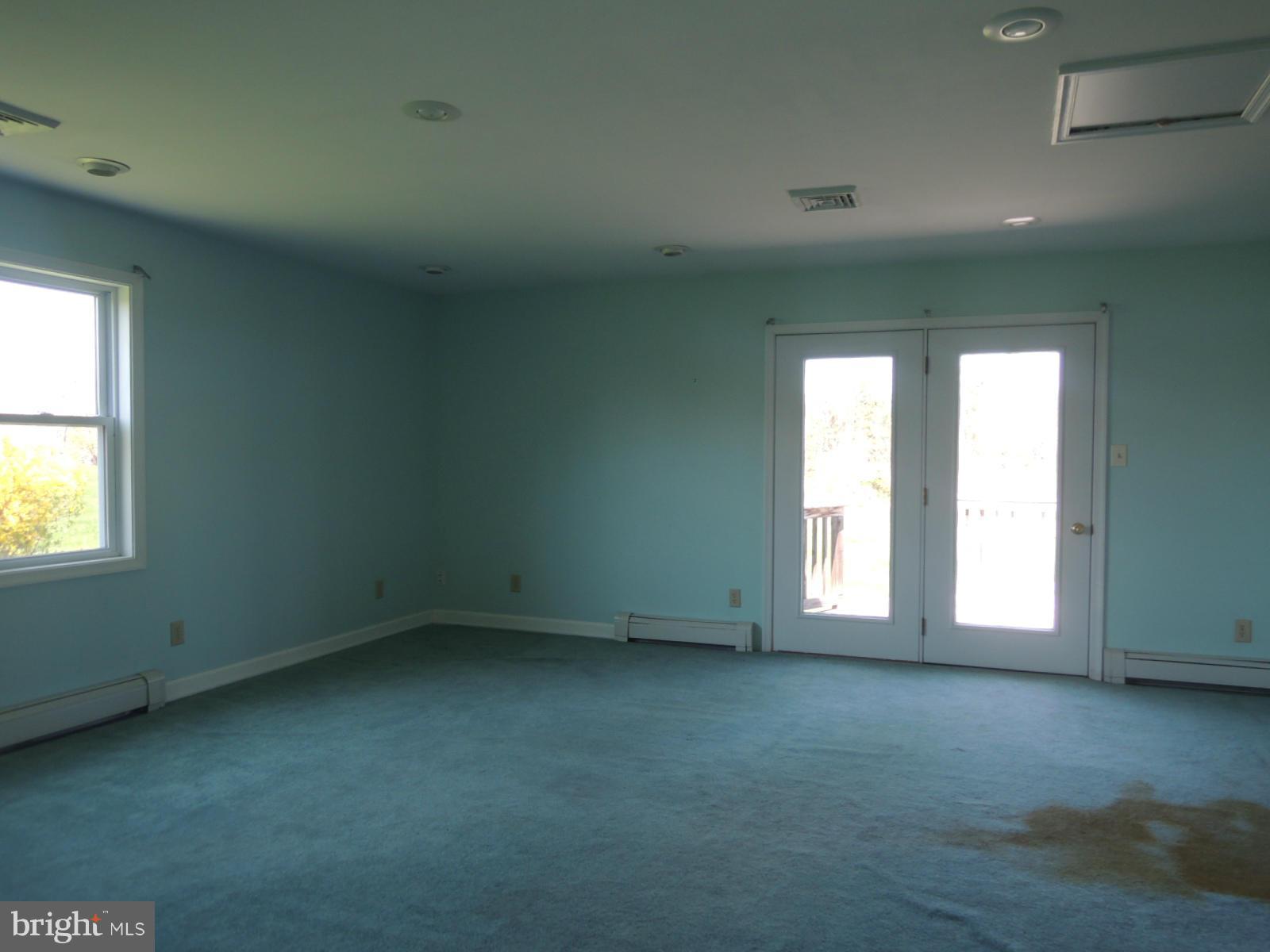 2262 County Rte 1/1 Berkeley Springs, WV 25411 - Photo 19 of 30 Family Room