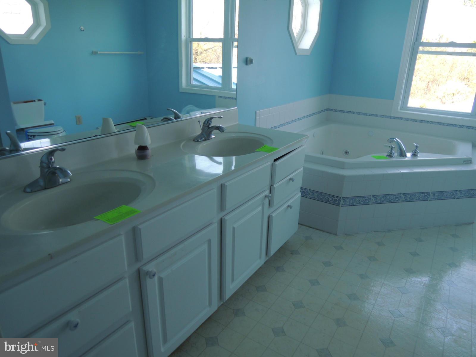 2262 County Rte 1/1 Berkeley Springs, WV 25411 - Photo 26 of 30 Bath