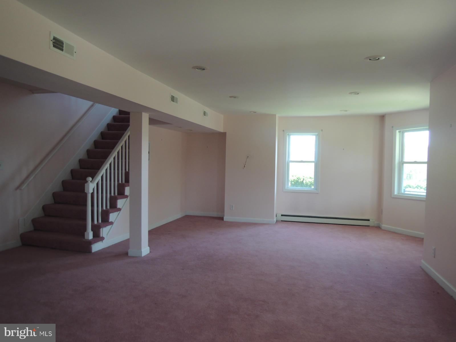 2262 County Rte 1/1 Berkeley Springs, WV 25411 - Photo 10 of 30 Family Room