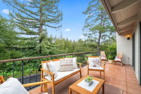 a view of sitting area with furniture