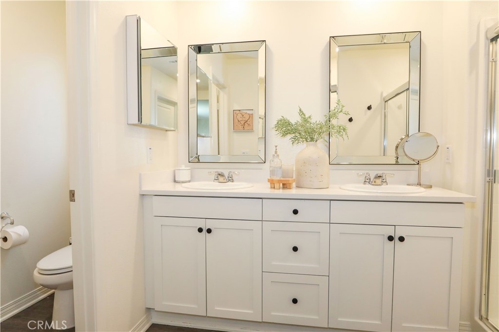 32259 Rambling Court Winchester, CA 92596 - Photo 15 of 29 Double Sink Vanity in Primary Bathroom