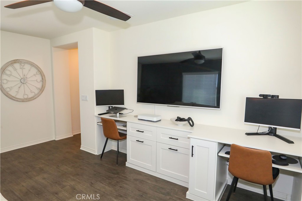 32259 Rambling Court Winchester, CA 92596 - Photo 21 of 29 Built-in desks
