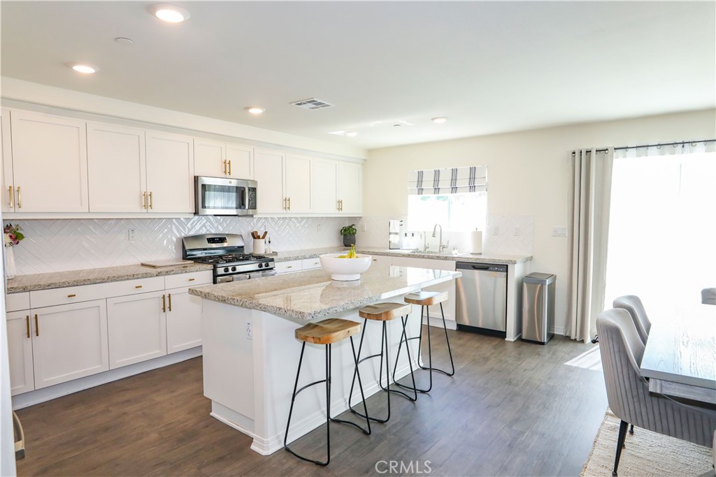 32259 Rambling Court Winchester, CA 92596 - Photo 6 of 29 Spacious kitchen
