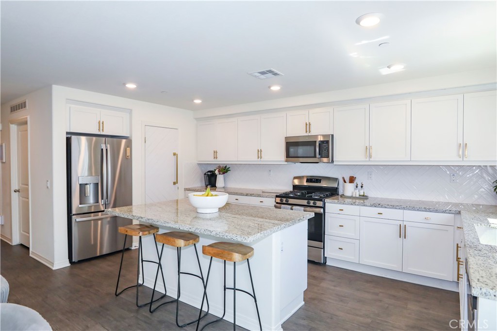 32259 Rambling Court Winchester, CA 92596 - Photo 7 of 29 Refrigerator included