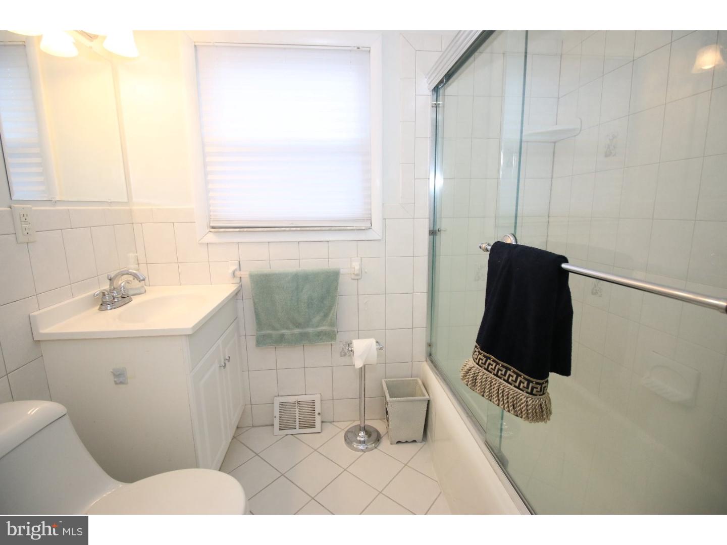 2829 Chase Road Philadelphia, PA 19152 - Photo 18 of 25 Bathroom
