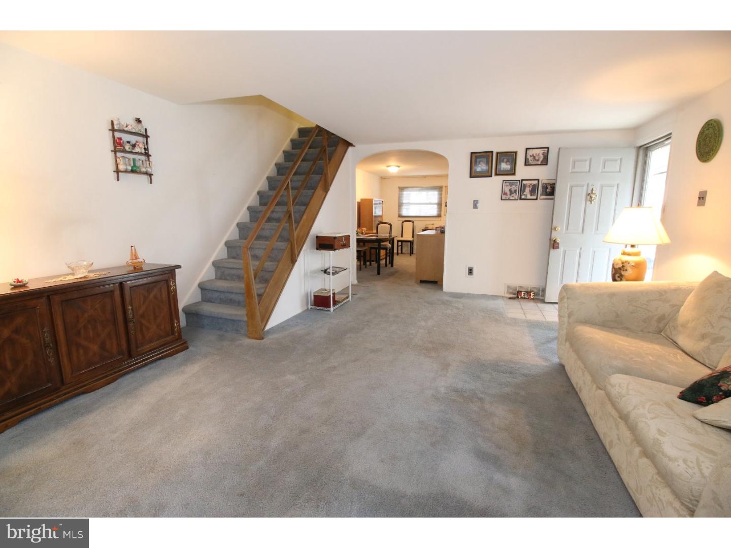 2829 Chase Road Philadelphia, PA 19152 - Photo 3 of 25 Living Room