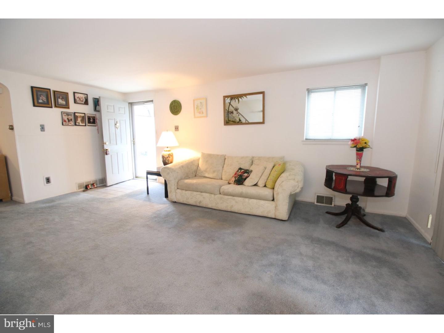 2829 Chase Road Philadelphia, PA 19152 - Photo 5 of 25 Living Room