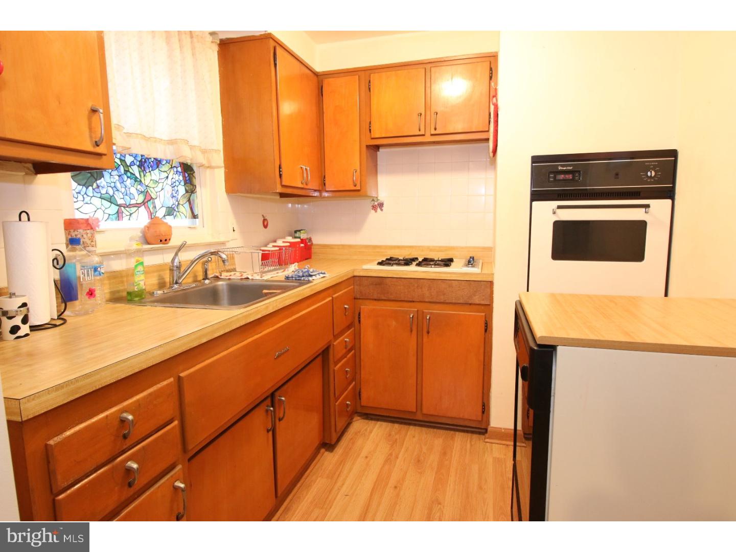 2829 Chase Road Philadelphia, PA 19152 - Photo 9 of 25 Kitchen