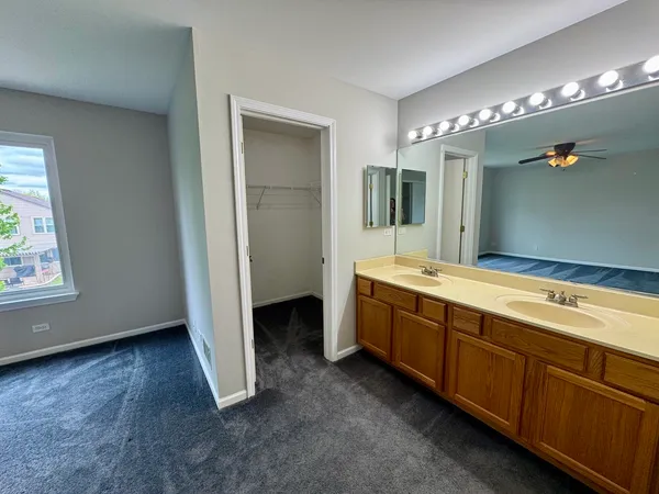 $3,200 | 871 Taralon Trail, Lake In The Hills, IL 60156