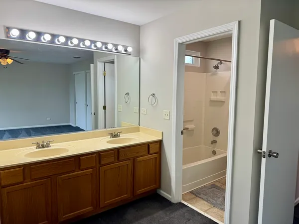 $3,200 | 871 Taralon Trail, Lake In The Hills, IL 60156