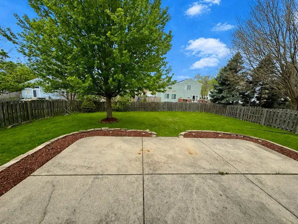 $3,200 | 871 Taralon Trail, Lake In The Hills, IL 60156