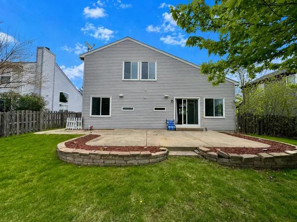 $3,200 | 871 Taralon Trail, Lake In The Hills, IL 60156