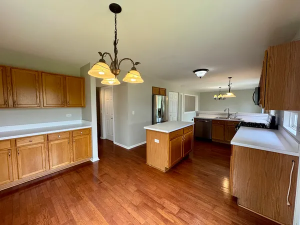 $3,200 | 871 Taralon Trail, Lake In The Hills, IL 60156