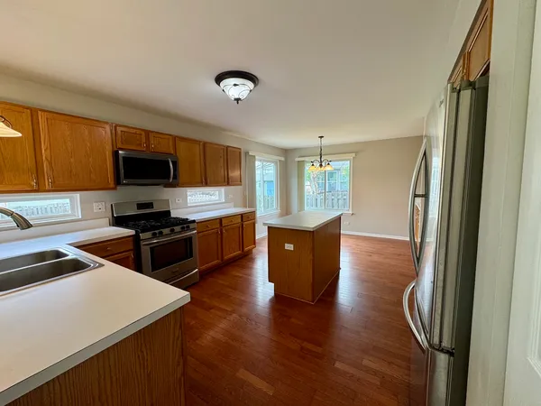 $3,200 | 871 Taralon Trail, Lake In The Hills, IL 60156